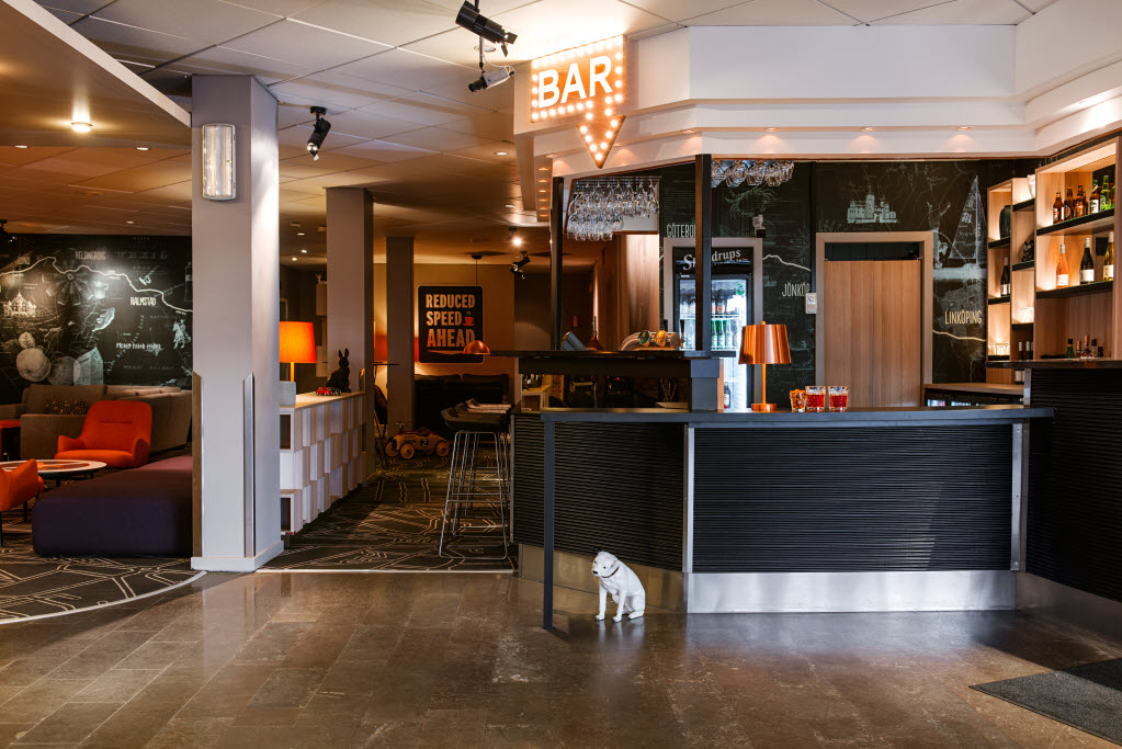 Urheberrecht: Jimmy Eriksson AB, Kocksgatan 17K, 116 24 Stockholm, +46 703 73 44 29, info@jimmyeriksson.se Scandic Backadal, lobby bar